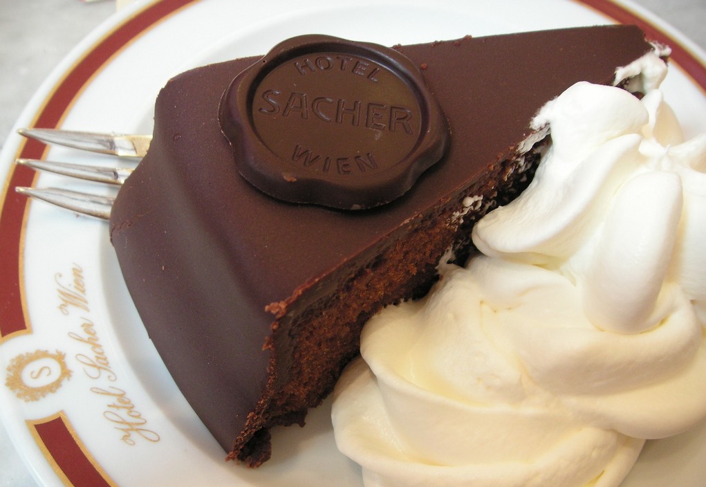 Tarta Sacher, Bizcocho De Chocolate, Mermelada De Albaricoque Y Nata