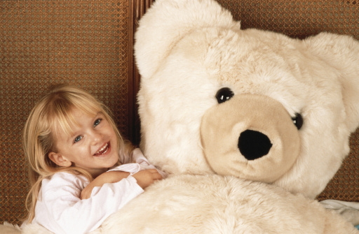 Niña Con Juguete