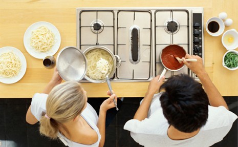 Pareja Que Se Conoce En Las Clases De Cocina